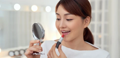 Machiajul de tip „No-Makeup” în 5 minute: minimalism estival pentru fetele ocupate