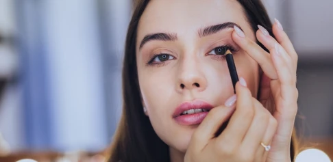 Eyeliner rezistent toată ziua - top produse de machiaj pentru ochi