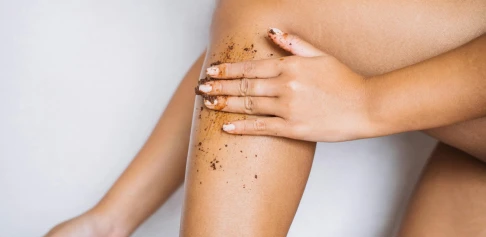 Exfoliere cu zahăr sau cu aromă de cafea: secretul picioarelor catifelate