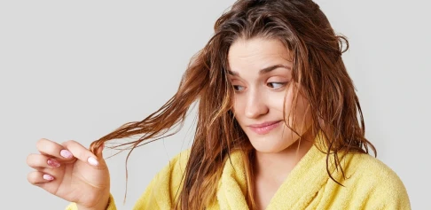 Păr ars de placă sau vopsea: cum îl repari cu ajutorul proteinelor