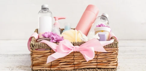 Seturi - cadou de cosmetice decorative - idei potrivite pentru 8 martie